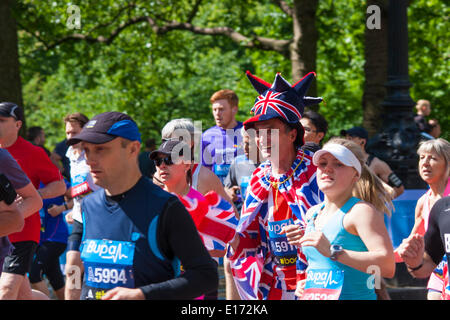 London, UK. 25. Mai 2014. Ein patriotischer Läufer begibt sich auf die Bupa London 10.000 in St James Park laufen. Bildnachweis: Paul Davey/Alamy Live-Nachrichten Stockfoto