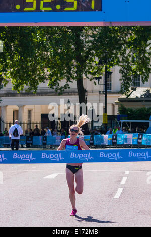 London, UK. 25. Mai 2014. Gemma Stahl gewinnt der Frauen Bupa London 10.000 in einer Zeit von 32 Minuten und 31 Sekunden. Bildnachweis: Paul Davey/Alamy Live-Nachrichten Stockfoto