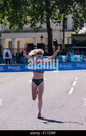 London, UK. 25. Mai 2014. Gemma Stahl gewinnt der Frauen Bupa London 10.000 in einer Zeit von 32 Minuten und 32 Sekunden. Bildnachweis: Paul Davey/Alamy Live-Nachrichten Stockfoto