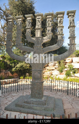 Israel, Jerusalem, die Menora-Skulptur von Benno Elkan am Eingang in die Knesset, das israelische Parlament Stockfoto