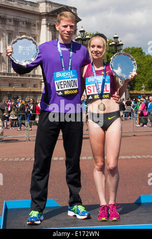 London, UK. 25. Mai 2014. BUPA London 10.000 Gewinner Andy Vernon und Gemma Stahl. Bildnachweis: Paul Davey/Alamy Live-Nachrichten Stockfoto