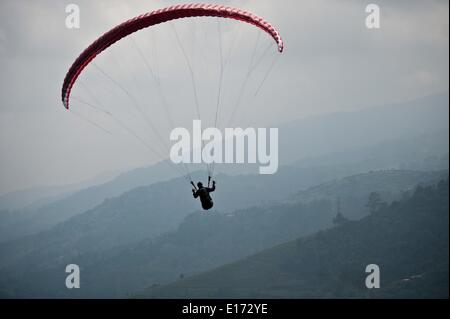 Bogor, Provinz West-Java in Indonesien. 25. Mai 2014. Ein Gleitschirm fliegt während Fun Fly Paragliding Festival in Puncak, Bogor, Provinz West-Java in Indonesien, 25. Mai 2014. Mehr als hundert Teilnehmer in verschiedenen Arten von Kostümen teilnehmen in diesem Festival. Bildnachweis: Veri Sanovri/Xinhua/Alamy Live-Nachrichten Stockfoto