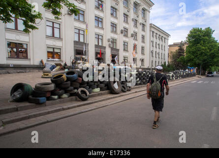 Luhansk, Ukraine. 25. Mai 2014. Mann mittleren Alters in GAP und Shorts Kapitäns vermisst erfassten Gebäude Lugansk Regionalverwaltung Credit: Igor Golovnov/Alamy Live News Stockfoto