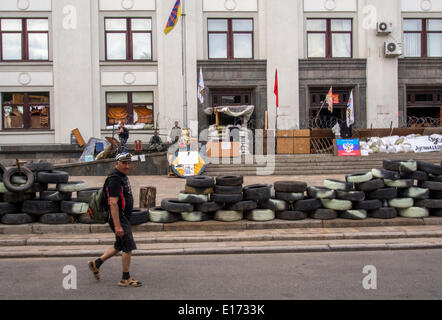 Luhansk, Ukraine. 25. Mai 2014. Mann mittleren Alters in GAP und Shorts Kapitäns vermisst erfassten Gebäude Lugansk Regionalverwaltung Credit: Igor Golovnov/Alamy Live News Stockfoto