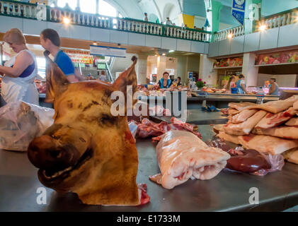 Luhansk, Ukraine. 25. Mai 2014. Käufer und Verkäufer in der Fleisch-Pavillon Lugansk Central Market ist sehr wenig Guthaben: Igor Golovnov/Alamy Live News Stockfoto