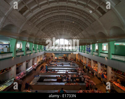 Luhansk, Ukraine. 25. Mai 2014. Käufer und Verkäufer in der Fleisch-Pavillon Lugansk Central Market ist sehr wenig Guthaben: Igor Golovnov/Alamy Live News Stockfoto