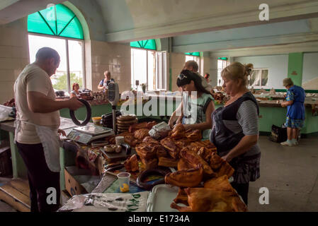 Luhansk, Ukraine. 25. Mai 2014. Käufer und Verkäufer in der Fleisch-Pavillon Lugansk Central Market ist sehr wenig Guthaben: Igor Golovnov/Alamy Live News Stockfoto