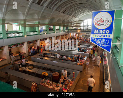 Luhansk, Ukraine. 25. Mai 2014. Käufer und Verkäufer in der Fleisch-Pavillon Lugansk Central Market ist sehr wenig Guthaben: Igor Golovnov/Alamy Live News Stockfoto