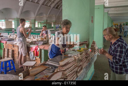 Luhansk, Ukraine. 25. Mai 2014. Käufer und Verkäufer in der Fleisch-Pavillon Lugansk Central Market ist sehr wenig Guthaben: Igor Golovnov/Alamy Live News Stockfoto