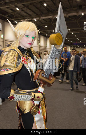 London, UK. 25. Mai 2014. Cosplayer auf der MCM London Comic-Con. Der MCM-London-Comic-Con findet vom 23-25 Mai 2014 im Excel Exhibition Centre in den Docklands. Die Schau zeigt Filmstars, Sci-Fi-Spiele, Cosplayer, Comics, Anime und Manga. Bildnachweis: Nick Savage/Alamy Live-Nachrichten Stockfoto