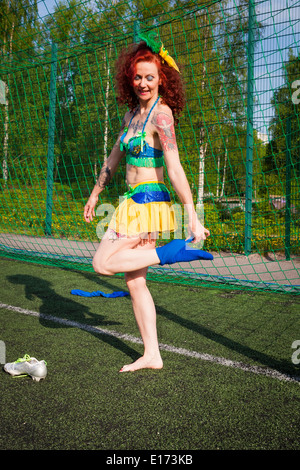 Burleske Fußball Lady Stockfoto