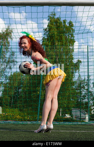 Burleske Fußball Lady Stockfoto