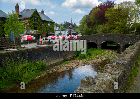 Das White Horse Inn aus dem 16. Jahrhundert Gasthaus neben der Fluss Exe Exford im Zentrum des Exmoor National Park, Somerset Stockfoto