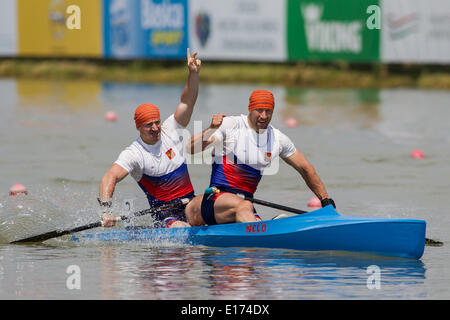 Szeged, Ungarn. 25. Mai 2014. Goldmedaillengewinner Ilya Shtokalov und Mikhail Pavlov Russlands feiern ihren Sieg nach C2 Männer 500m Finale 2014 ICF Kanu-Sprint und Paracanoe-WM in Szeged, Ungarn, 25. Mai 2014. Das russische Duo gewann Gold mit einer Zeit von 1: 40,991 Minuten. Bildnachweis: Attila Volgyi/Xinhua/Alamy Live-Nachrichten Stockfoto