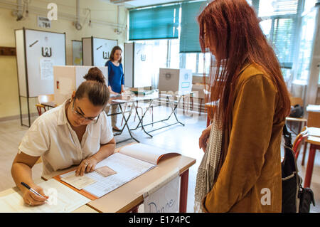 Turin, Italien. 25. Mai 2014. Eine Frau sieht in einem Wahllokal abstimmen. Die Ergebnisse kommen erst in der Nacht, weil in Italien Wahllokale um 23:00 schließen Credit: wirklich Easy Star/Alamy Live News Stockfoto