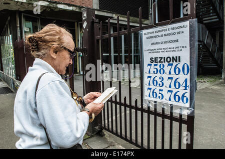 Turin, Italien. 25. Mai 2014. Eine Dame, Check-out sein Wahllokal der Zugehörigkeit, Zugriff auf die Abstimmung In Piemont, auch für den regionalen Wahlen stimmen. Bildnachweis: Wirklich einfach Star/Alamy Live-Nachrichten Stockfoto