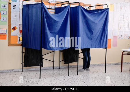 Thessaloniki, Griechenland. 25. Mai 2014. Bürger von Griechenland-Abstimmung für die Europawahl und den zweiten Wahlgang der Gemeinde Credit: © Giannis Papanikos/Pacific Press/Alamy Live News Stockfoto