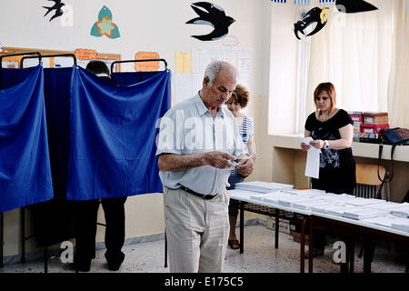 Thessaloniki, Griechenland. 25. Mai 2014. Bürger von Griechenland-Abstimmung für die Europawahl und den zweiten Wahlgang der Gemeinde Credit: © Giannis Papanikos/Pacific Press/Alamy Live News Stockfoto