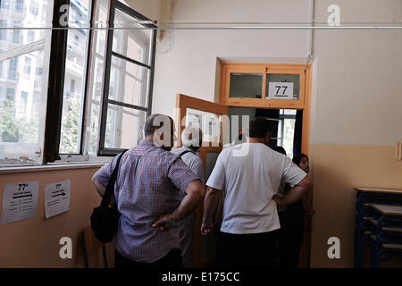 Thessaloniki, Griechenland. 25. Mai 2014. Bürger von Griechenland-Abstimmung für die Europawahl und den zweiten Wahlgang der Gemeinde Credit: © Giannis Papanikos/Pacific Press/Alamy Live News Stockfoto