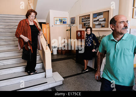 Thessaloniki, Griechenland. 25. Mai 2014. Bürger von Griechenland-Abstimmung für die Europawahl und den zweiten Wahlgang der Gemeinde Credit: © Giannis Papanikos/Pacific Press/Alamy Live News Stockfoto