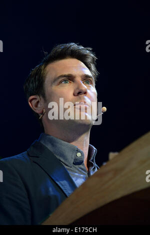 Hay on Wye, Wales UK, Sonntag, 25. Mai 2014 walisischen Dichter OWEN SHEERS sprechen über die Arbeit von Dylan Thomas am vierten Tag des Daily Telegraph Heu Literaturfestival 2014, Wales UK Foto © Keith Morris Stockfoto