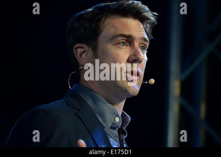 Hay on Wye, Wales UK, Sonntag, 25. Mai 2014 walisischen Dichter OWEN SHEERS sprechen über die Arbeit von Dylan Thomas am vierten Tag des Daily Telegraph Heu Literaturfestival 2014, Wales UK Foto © Keith Morris Stockfoto