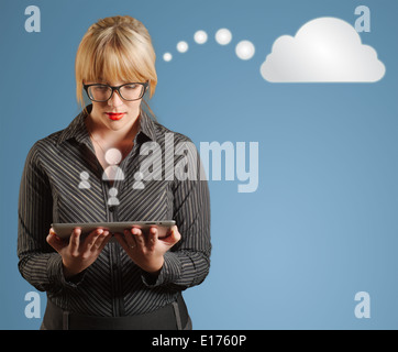 Geschäftsfrau hält Tablet-Computer mit social Media-Symbole und denken Gedankenblase Stockfoto