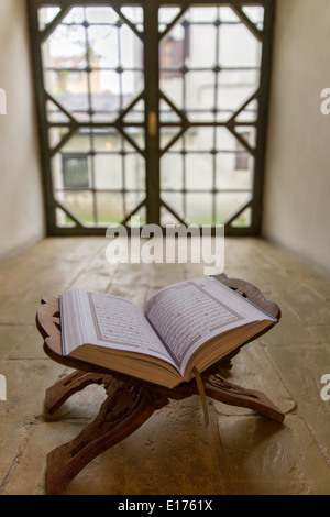 Koran am Rednerpult Faldstool vor alten Fenster in Moschee Stockfoto