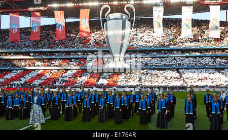 Lissabon, Portugal. 24. Mai 2014. Ein Chor singt vor der letzten UEFA Champions League Spiel zwischen Real Madrid und Atletico Madrid im Sport Lisboa e Benfica-Stadion, Lissabon, Portugal-Credit: Action Plus Sport Bilder/Alamy Live News Stockfoto