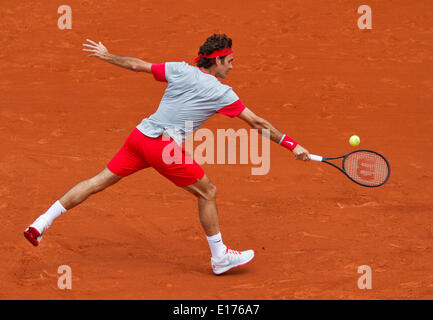 Frankreich, Paris. 25. Mai 2014. Tennis, Roland Garros, Roger Federer (SUI) in Aktion in seinem Match gegen Lukas Lacko (SVK) auf Court Philippe Chatrier (Centercourt) Foto: Tennisimages / Henk Koster/Alamy Live News Stockfoto