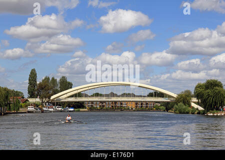 Walton-Brücke, Surrey, England, UK. 25. Mai 2014. Walton-Brücke wurde in dieser Woche der Community Award "für den realen Wert zu der Gemeinschaft" von der Institution of Civil Engineers ausgezeichnet. Es war die erste neue Themse Straßenkreuzung in 20 Jahren und wurde von den Vertragspartnern Atkins und Costain gebaut. Es öffnete pünktlich und im Budget im Juli 2013. Bildnachweis: Julia Gavin/Alamy Live-Nachrichten Stockfoto