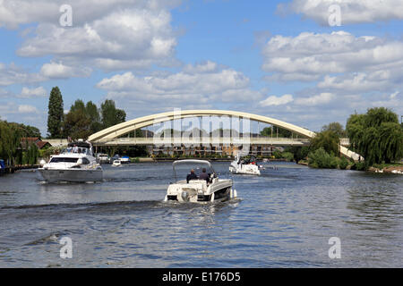 Walton-Brücke, Surrey, England, UK. 25. Mai 2014. Walton-Brücke wurde in dieser Woche der Community Award "für den realen Wert zu der Gemeinschaft" von der Institution of Civil Engineers ausgezeichnet. Es war die erste neue Themse Straßenkreuzung in 20 Jahren und wurde von den Vertragspartnern Atkins und Costain gebaut. Es öffnete pünktlich und im Budget im Juli 2013. Bildnachweis: Julia Gavin/Alamy Live-Nachrichten Stockfoto