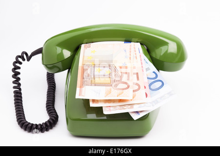 Bild zeigt ein grünes Retro-Telefon isoliert auf weißem Hintergrund Stockfoto