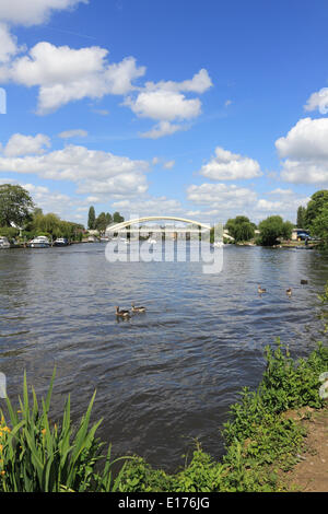 Walton-Brücke, Surrey, England, UK. 25. Mai 2014. Walton-Brücke wurde in dieser Woche der Community Award "für den realen Wert zu der Gemeinschaft" von der Institution of Civil Engineers ausgezeichnet. Es war die erste neue Themse Straßenkreuzung in 20 Jahren und wurde von den Vertragspartnern Atkins und Costain gebaut. Es öffnete pünktlich und im Budget im Juli 2013. Bildnachweis: Julia Gavin/Alamy Live-Nachrichten Stockfoto