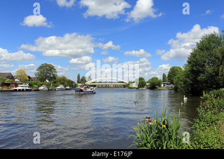 Walton-Brücke, Surrey, England, UK. 25. Mai 2014. Walton-Brücke wurde in dieser Woche der Community Award "für den realen Wert zu der Gemeinschaft" von der Institution of Civil Engineers ausgezeichnet. Es war die erste neue Themse Straßenkreuzung in 20 Jahren und wurde von den Vertragspartnern Atkins und Costain gebaut. Es öffnete pünktlich und im Budget im Juli 2013. Bildnachweis: Julia Gavin/Alamy Live-Nachrichten Stockfoto