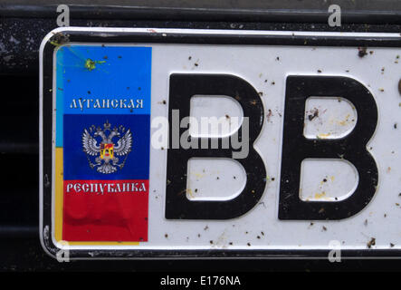 Lugansk, Ukraine. 25. Mai 2014. Die Autonummer auf dem Aufkleber, wo eine ukrainische Flagge die Flagge der selbsternannten "Republik von Luhansk" ersetzt. Selbst-proklamierte Republik Luhansk benannt Präsidentschaftswahlen in illegalen Lugansk. Die Stadt war keinem Wahllokal zu öffnen. Bürgerinnen und Bürger lebte ein normales Leben, aber ihre Unzufriedenheit zum Ausdruck gebracht. Bildnachweis: Igor Golovnov/Alamy Live-Nachrichten Stockfoto