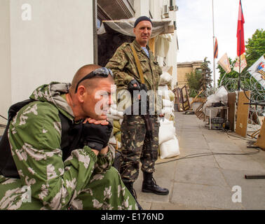 Lugansk, Ukraine. 25. Mai 2014. Bewaffnete Wachen außerhalb der Gebäude prorussischen Aktivisten beschlagnahmte Lugansk Regionalverwaltung. Selbst-proklamierte Republik Luhansk benannt Präsidentschaftswahlen in illegalen Lugansk. Die Stadt war keinem Wahllokal zu öffnen. Bürgerinnen und Bürger lebte ein normales Leben, aber ihre Unzufriedenheit zum Ausdruck gebracht. Bildnachweis: Igor Golovnov/Alamy Live-Nachrichten Stockfoto