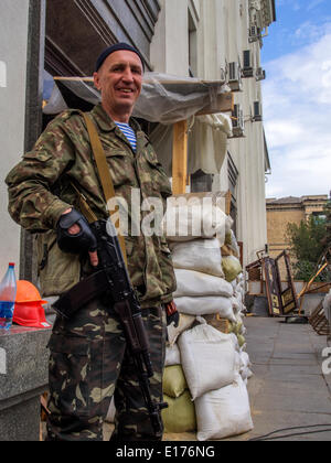 Lugansk, Ukraine. 25. Mai 2014. Bewaffnete Wachen außerhalb der Gebäude prorussischen Aktivisten beschlagnahmte Lugansk Regionalverwaltung. Selbst-proklamierte Republik Luhansk benannt Präsidentschaftswahlen in illegalen Lugansk. Die Stadt war keinem Wahllokal zu öffnen. Bürgerinnen und Bürger lebte ein normales Leben, aber ihre Unzufriedenheit zum Ausdruck gebracht. Bildnachweis: Igor Golovnov/Alamy Live-Nachrichten Stockfoto