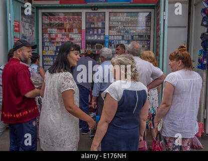 Lugansk, Ukraine. 25. Mai 2014. Menschen stehen Schlange für billige Zigaretten. Zigarettenhersteller und Fluggesellschaften weigern, Zigaretten, Donezk und Luhansk liefern. Selbst-proklamierte Republik Luhansk benannt Präsidentschaftswahlen in illegalen Lugansk. Die Stadt war keinem Wahllokal zu öffnen. Bürgerinnen und Bürger lebte ein normales Leben, aber ihre Unzufriedenheit zum Ausdruck gebracht. Bildnachweis: Igor Golovnov/Alamy Live-Nachrichten Stockfoto