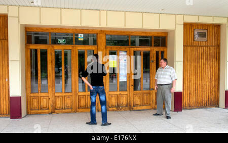 Lugansk, Ukraine. 25. Mai 2014. Junger Mann am Telefon informiert seine Familie Mitglieder über das Wahllokal befindet sich im Gebäude der Mittelschule Nummer 48 Lugansk geschlossen... Selbst-proklamierte Republik Luhansk benannt Präsidentschaftswahlen in illegalen Lugansk. Die Stadt war keinem Wahllokal zu öffnen. Bürgerinnen und Bürger lebte ein normales Leben, aber ihre Unzufriedenheit zum Ausdruck gebracht. Bildnachweis: Igor Golovnov/Alamy Live-Nachrichten Stockfoto