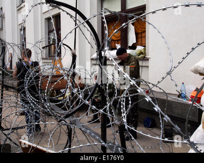 Lugansk, Ukraine. 25. Mai 2014. Stacheldraht auf eine Barrikade in der Nähe des Gebäudes erfasst die Regionalverwaltung von Lugansk. Selbst-proklamierte Republik Luhansk benannt Präsidentschaftswahlen in illegalen Lugansk. Die Stadt war keinem Wahllokal zu öffnen. Bürgerinnen und Bürger lebte ein normales Leben, aber ihre Unzufriedenheit zum Ausdruck gebracht. Bildnachweis: Igor Golovnov/Alamy Live-Nachrichten Stockfoto