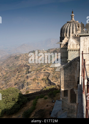 Indien, Rajasthan, Rajsamand, Kumbhalgarh Fort, Umfassungsmauern und Aravali Hügel von Bada Mahal anzeigen Stockfoto