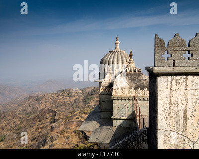 Indien, Rajasthan, Rajsamand, Kumbhalgarh Fort, Umfassungsmauern und Aravali Hügel von Bada Mahal anzeigen Stockfoto