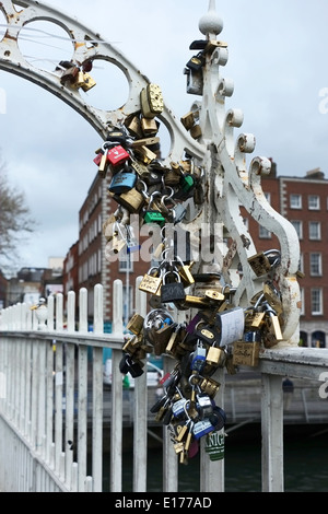 Lovelocks angebracht, die Ha'penny-Brücke über den Fluss Liffey in Dublin Stockfoto