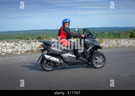 drei Rädern Motorroller, Mann auf eine Quadro 350s kippen drei Wheeler Motorrad Stockfoto