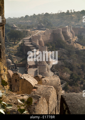 Indien, Rajasthan, Rajsamand, Kumbhalgarh Fort, befestigten Mauern am Ram Pol Tor Stockfoto