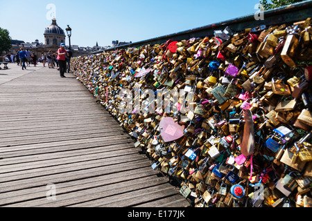 hölzerne Brücke Pont des Arts in Paris Love sperrt Wunsch Sperren als Andenken von Touristen eine große Anzahl von Liebe Vorhängeschlösser Gewicht schmücken Stockfoto