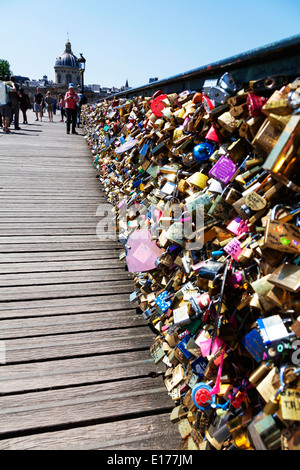 hölzerne Brücke Pont des Arts in Paris Love sperrt Wunsch sperren ließ als Andenken von Touristen eine große Anzahl von Liebe Vorhängeschlösser zieren Stockfoto