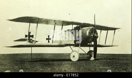 Der Fokker D. III war ein deutsches Kampfflugzeug, das im Ersten Weltkrieg eingesetzt wurde. Es wurde 1917 eingeführt und wurde zu einem der erfolgreichsten Kampfflugzeuge der Luftstreitkräfte. Der D.. III war bekannt für seine starke Konstruktion und wurde von einem Mercedes-Motor angetrieben, der in der Lage war, schnelle Manövriervorgänge und effektive Kampfleistung in Hundeschichten zu erzielen. Stockfoto