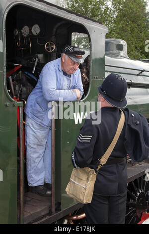 WWII Zug am Ramsbottom, Lancashire, UK. 25. Mai 2014. Britische Polizei und waretime Dampfzug Treiber an Award im Osten von Lancashire Eisenbahn-winning 1940 s Wochenende. Die East Lancashire Eisenbahn auf einen "Krieg Basis" Re-enactments, und Fahrzeug zeigt. Das sehr beliebte 1940 Kriegszeit Wochenende, ist nun in seinem 16. Jahr mit Besucher genießen Sie ein volles Programm mit Aktivitäten an verschiedenen Orten zwischen Bury Bolton Street Station, das Transport Museum und Rawtenstall. Stockfoto